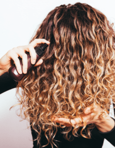 Salon de coiffure La Ravoire : entretenir ses cheveux bouclés naturellement